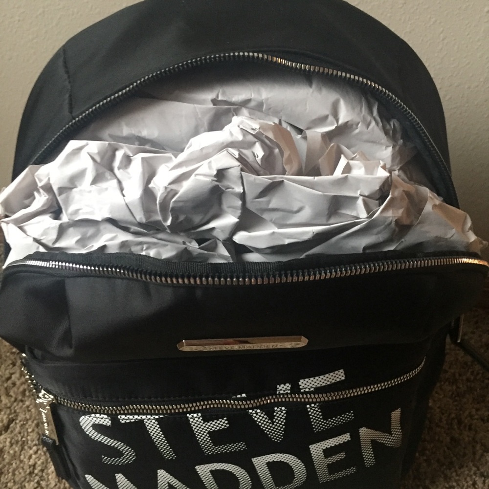 Steve Madden Black Logo Backpaxk with Wristlet - Picture 2 of 3
